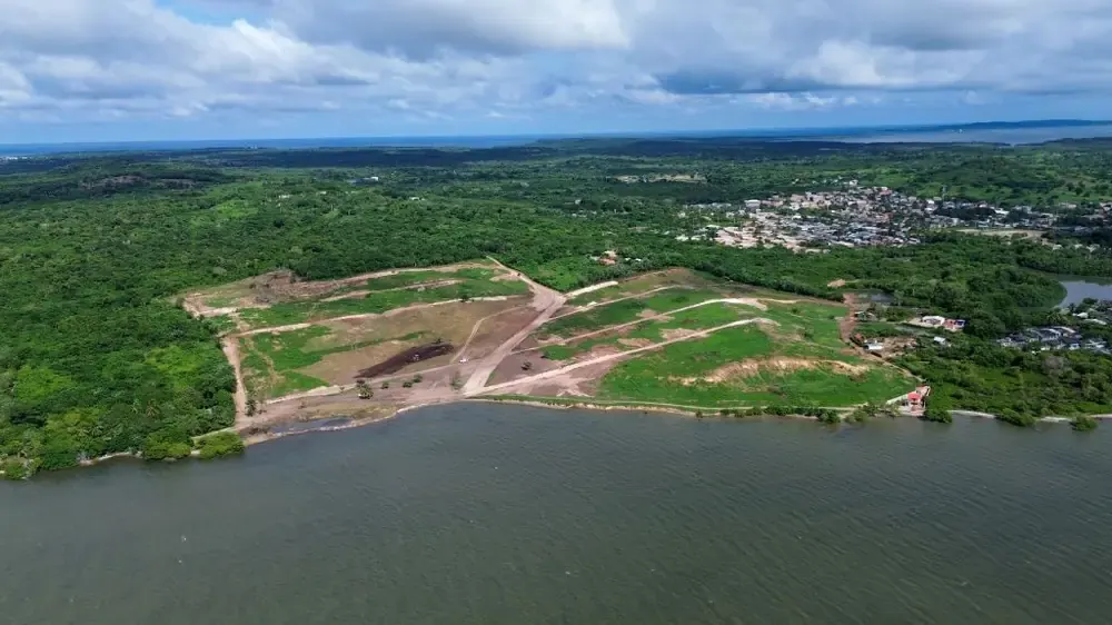 Fotografía aérea real del terreno junto al mar