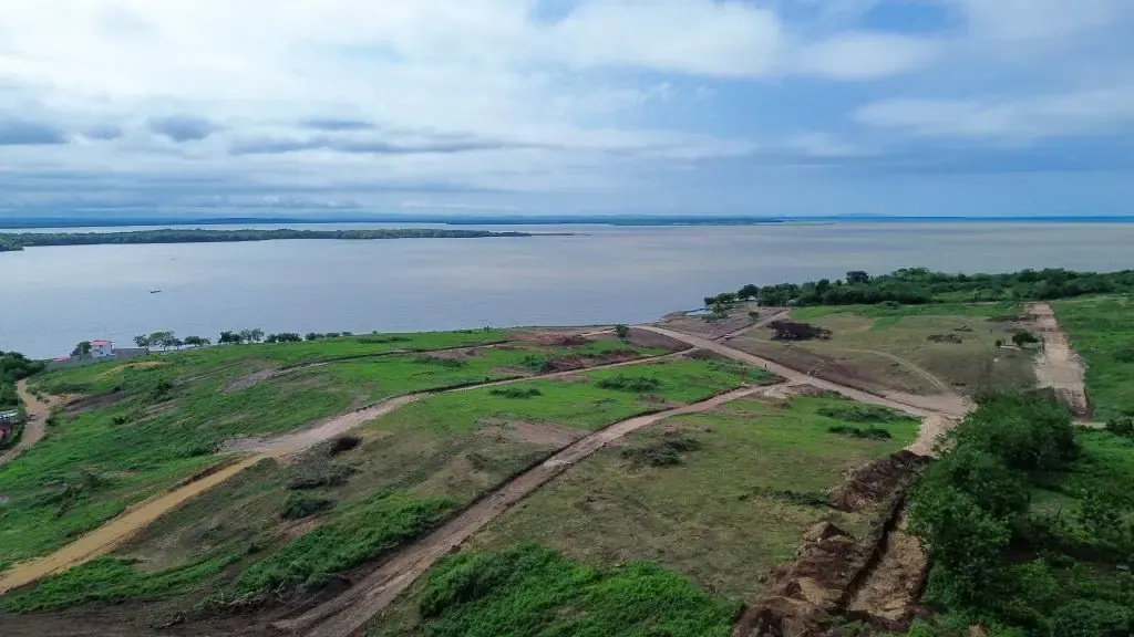 Fotografía aérea real del terreno de Grand Bay